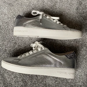 Silvriga Michael Kors skor - Silvriga Michael Kors skor med glitter detaljer✨ Dom är i nyskick då dom endast är testade! Storlek 38💕 400kr men priset kan diskuteras☺️ Har tyvärr inte kvar skokartongen.