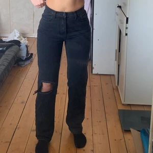 Mörk gråa jeans med hål! - Säljer dessa mörk gråa jeansen från Jeans industry i storlek 36! Använts fåtal gånger då dem e lite stora i midjan för mig