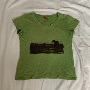 Grön tshirt med tryck - Supersnygg grön tshirt med tryck. Köpt second hand (barnavdelningen) passar som sx. Köparen står för frakt ☀️