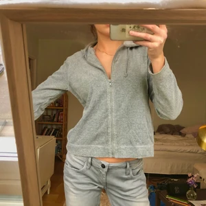 Grå zip-up kofta - Grå zip-up kofta med luva i typ velour-tyg! Bekväm och i bra skick, storlek S/M! Från ”HENNES Collection”💕