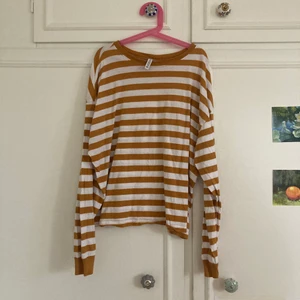 Randig tröja - Vit och gul randig tröja. 50 kr + eventuell frakt