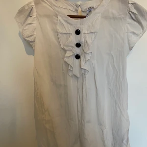 Söt blus från H&M - Söt blus från H&M strl 38, men skulle säga att den mer passar en 36. Använd i fint skick. Hämtas hemma hos mig på Kungsholmen 