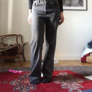 Fina vida jeans om är gråa! Storlek L men sitter perfekt på mig som är S-M