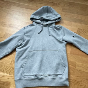 Stone island tröja - Stone island tröja i super bra skick. Anvånd ett fåtal gånger och inga skador eller defekter. Kvitto och tags finns. Tyvärr har jag tappat bort patchen.