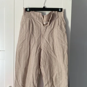 kostymbyxor från GinaTricot - Ett par beige kostymbyxor från ginatricot, storlek 38, knappt använda 