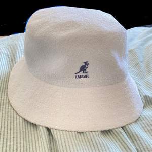Snygg Kangol buckethat som passar till allt. Fint skick, säljer pga brist på användning. Skriv gärna om du har några frågor:)