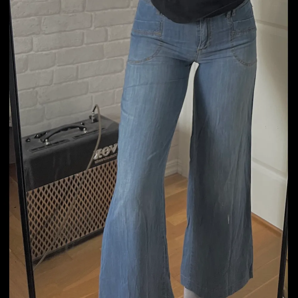 Coola jeans för den som är något kortare än 170cm som jag är. Lite stretchigare material som gör att de sitter fint bak men även vid midjan. Jag är: Längd: 170cm Brukar ha: 40 i byxor. Jeans & Byxor.