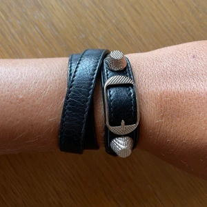 ÄKTA BALENCIAGA ARMBAND - Ett äkta Balenciaga armband i svart. I väldigt bra skick. 