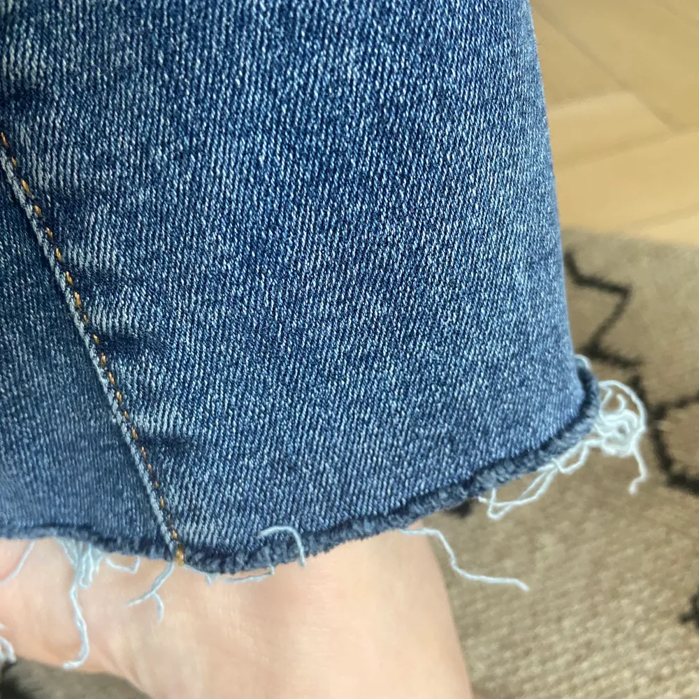 Låg missade raka jeans från gap, aldrig använda. Dock har jag klippt dem kortare då dem var för långa på mig. Perfekt tvätt!!. Jeans & Byxor.