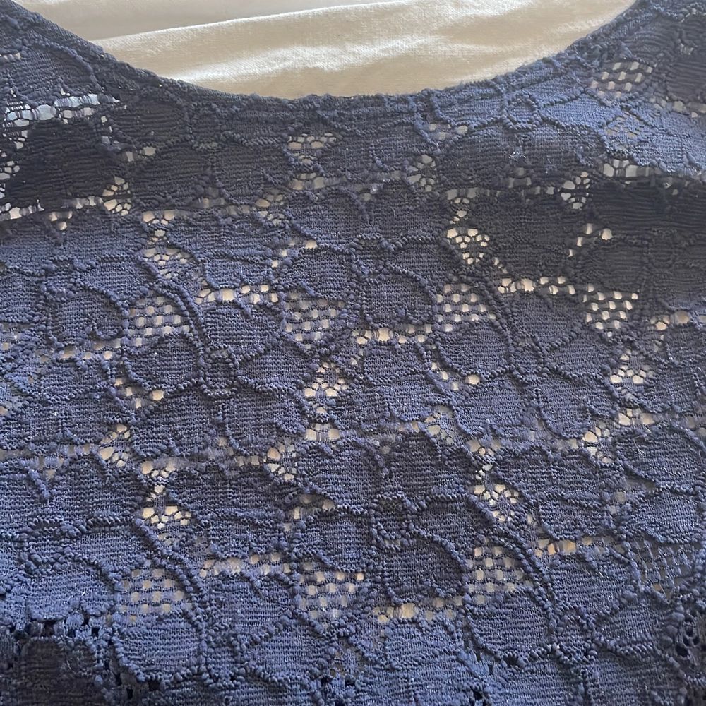 Mörkblått linne i spets från Hollister i storlek XS. Ganska täckande trots att det är spets. Lite lägre i ryggen. Säljer för 20kr + frakt.. Toppar.