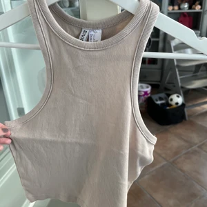 Beiget linne från Hm - Beiget linne från Hm, använt 5 gånger och har inga defekter, är i storlek s och passar mellan xxs-m eftersom det är så stretchigt! 