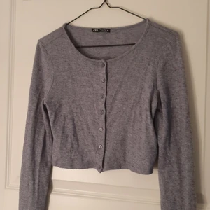 Kofta från zara - Säljer min gråa kofta från zara, den är sparsamt använd och är slutsåld. 💗