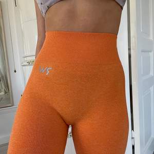 Otroliga scrunch tränings-tights från vision i supersnygg orange färg.🧡 Seamless vilket gör dem jättesköna! Endast använda enstaka gång, så i princip nyskick! Visas på mig som är 174 cm lång, har vanligtvis S/M ⭐️