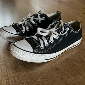 Converse - Bra skick på utsidan, lite trasiga vid hälen på insidan, dock inget som irriterar foten. Passar mig som vanligtvis har storlek 38! 