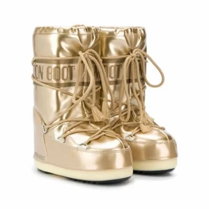 MoonBoots - Säljer minna jätte snygga MoonBoots då dom inte kommer till användning längre!❤️ Köpte för ungefär 3500kr men säljs för 1400kr priset kan diskuteras.❤️ Jag vet inte vad storleken är men jag har storlek 38 och dom är lite stora. Men dem är toj bara.💋