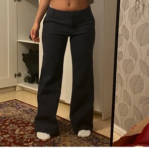 Lågmidjade kostymbyxor - Ett par superfina lågmidjade kostymbyxor, säljer pga att de inte passar. Kom privat om ni har frågor❤Lånade bilder❤