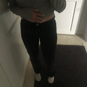 Mid rise zara jeans - Säljer mina populära mid rise full length jeans i svart/ mörk mörk grå från zara. Dom är i bra skick köptes i höstas för 359 kr. Frakten kostar 66 kr💖Skriv om ni vill ha fler bilder eller undrar något allmänt!!