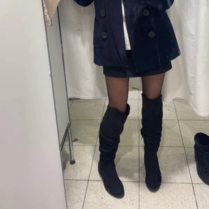 Boots - Säljer dessa sjukt snygga bootsen som är skit snygga till kjol och klänning! 