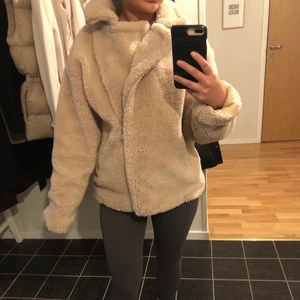 Jacka - Säljer en mysig beige Teddyjacka. Är i fint skick