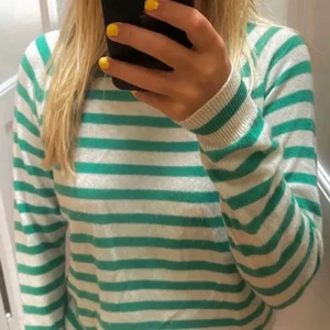 Randig tröja Zara - Säljer denna super fina randiga tröjan från zara som är helt slutsåld, den är köpt för 600 och bara använd 3 gånger, kommer tyvärr inte till användning, budgivning startar vid stort intresse LÅNADE BILDER