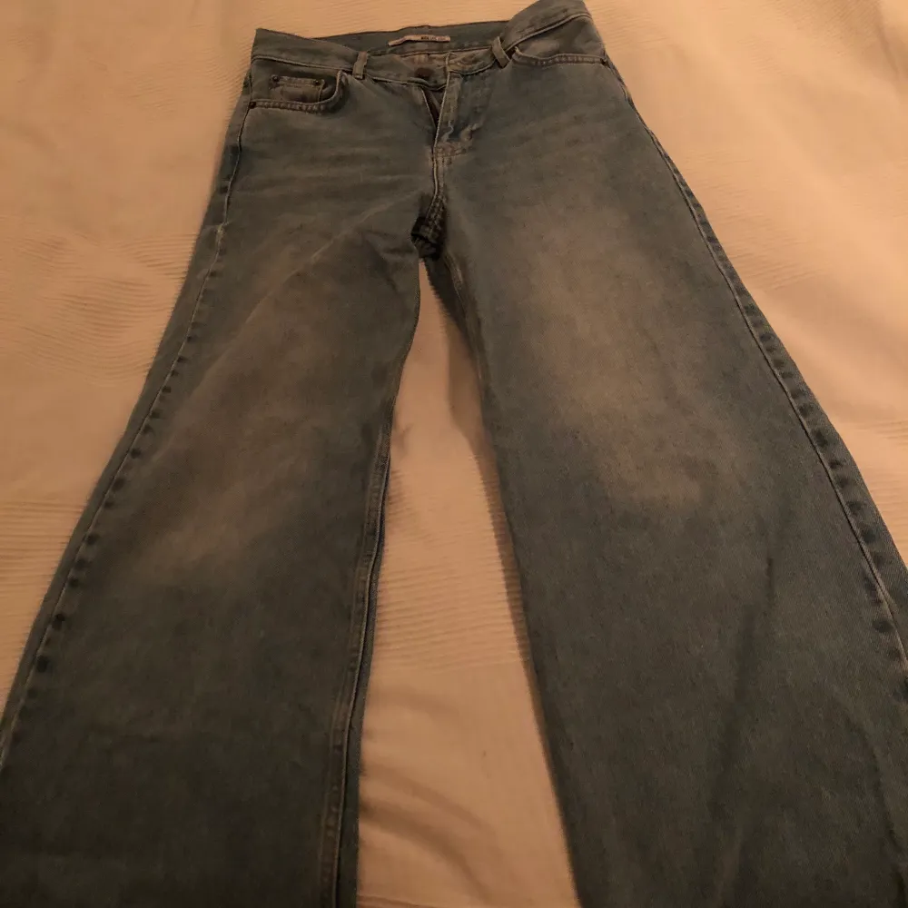 Säljer dessa jeans då jag har växt ut dem tyvärr:( De är i storlek S och är medellånga. De är från junkyard och jag köpte den för 500kr. Först till kvarn! . Jeans & Byxor.