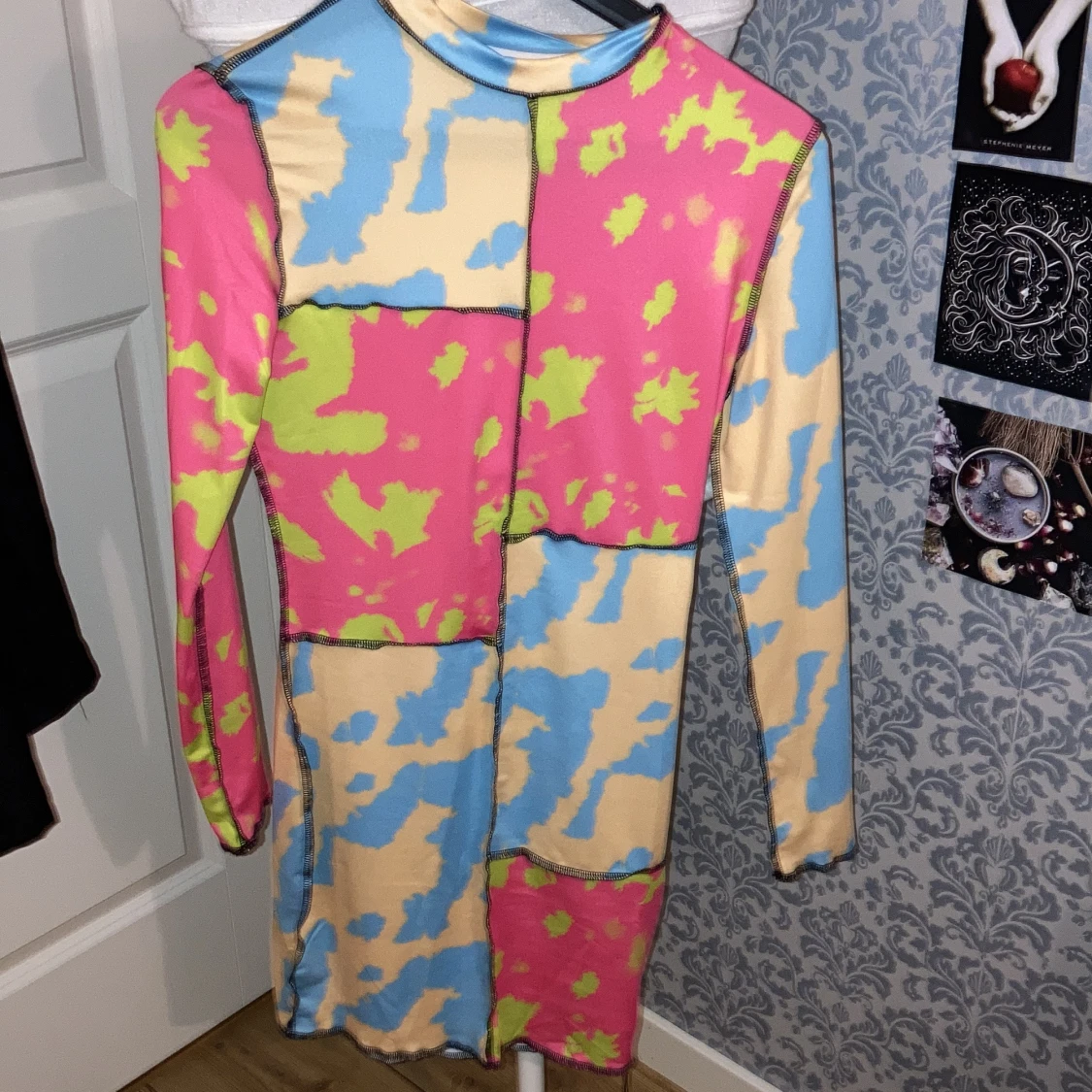 Tajt färgglad klänning