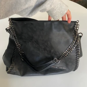 Äkta Stella McCartney väska - Säljer denna populära och äkta Stella MCcartney väska. Använder inte så mycket så de är bättre att någon annan kan köpa den💞 Om ni undrar något så är det bara att fråga💕 (m:et har försvunnit och därmed lägger jag ut den billigare) Köp direkt för 300kr