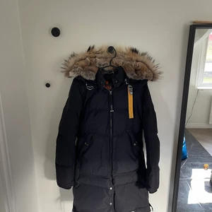 Parajumpers jacka, svart, storlek S  - En väldigt sparsamt använd Parajumpers jacka, storlek S. Den är helt svart i verkligen så bilderna är inte riktigt rättvisa. Den har inget att anmärka på. Kemtvättas innan den skickas. Kan gå ner lite i pris vid snabb affär. 