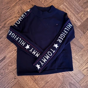 Tommy hilfiger tröja  - Tommy hilfiger tröja i bomull som det står Tommy hilfiger på ärmarna. Endast andvänd ca 3-4 gånger och är i bra skick! Dm för mer info och bilder. Pris kan diskuteras. 
