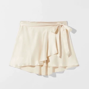 Satin kjol - Superfin vit satinkjol från Bershka, aldrig använd🤍🤍🤍kan skicka egna bilder!