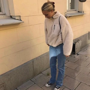 Hm jacka/tröja Pile  - Säljer denna gosiga tröja/jacka från hm! Bilder tagna från filippzorz instagram! 💕  väldigt fint skick 