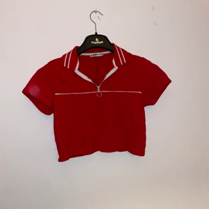 Röd pike crop top - Mycket fin crop top, använd 1 gång, passar med alla slags underdelar. Köparen står för frakt.