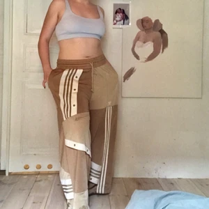 Adidas x danielle cathari byxor - Byxor från adidas x danielle cathari. Uppsyppa längst ner (passar någon som är 160-165). Litet litet hål finns (se bild 3) men det syns inte. 