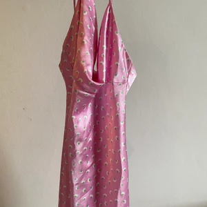 Sommarklännning  - Säljer nu min jättefina satin klänning från zara som tyvärr aldrig kommit till användning. Köpt i somras och prislapp sitter kvar, jag köpte den för 359 och säljer för 259. Den är jätte fin och perfekt till sommaren, skriv vid fler bilder eller intresse💕💕