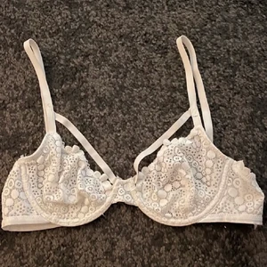 Spets bh  - Så din BH, sparsamt använd!