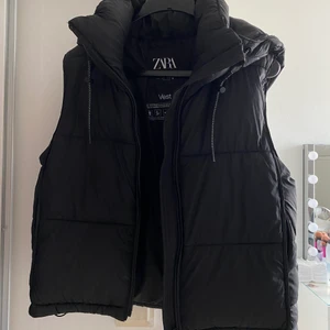 Svart Väst  - Säljer denna super fina och populära väst med luva från Zara. Använt fåtal gånger, den är i ett mycket bra skick och inga skador💞 Säljder den då den inte kommer till någon användning. Storlek S, köparen står för frakten💞