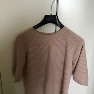 Cashmere tröja - Säljer min jättefina cashmere tröja från hm i stolek S. Mysig tröja och sparsamt använd.❤️❤️