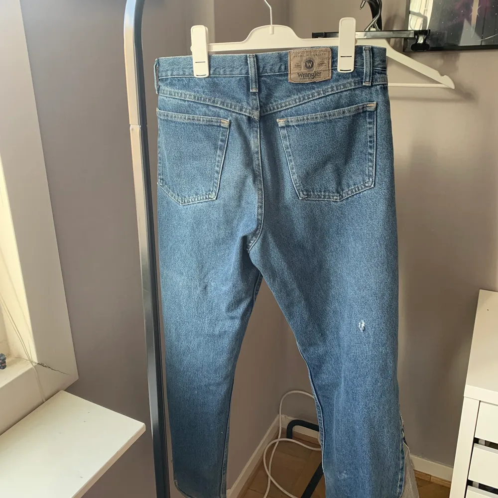 Ett par vintage wrangler jeans som är i fantastiskt skick. Relaxed/straight fit med slittar, och därmed blir lite vidare. Jättefina jeans som inte kommer till användning. Storlek w33 l32. Tänker mig 300kr plus frakt.                                                 Mvh. Jeans & Byxor.