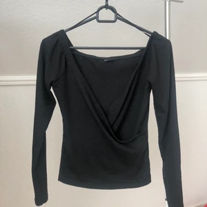 Tröja  - Svårt att visa hur den sitter! Men tröja som är sjuuuukt snygg och urringad! Aldrig använd då den är för liten! Storlek S! #nyskick #ginatricot #zara #topp #tröja #fest #sommar  fraktas eller möts upp i Arlöv/malmö/Lund