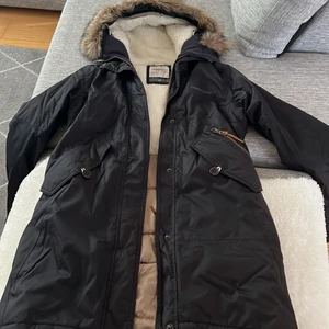 Vinterjacka - Säljer denna helt oanvända jacka ifrån didricksons1913, säljer den pågrund av att den inte kommer till någon användning alls, den är varm och skön och passar perfeckt till vintern, jackan har inga defekter på sig eftersom att den är helt ny, den är i storlek 36 vilket motsvarar xs/S säljer den för 700kr+frakt (pris går att diskutera)går även att mötas upp.