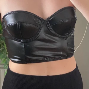 Svart korsett topp  - Skinn korsett topp i strl S som är svart. Med en dragkedja i bak för att den ska sitta bra. Aldrig använt för jag inte haft tillfälle för det. 🖤🖤