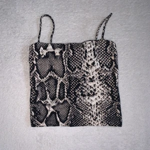 Ormskinn croptop GINATRICOT - Ormmönstrad croptop från Gina Tricot, STRL: xs, (frakt: 45kr)