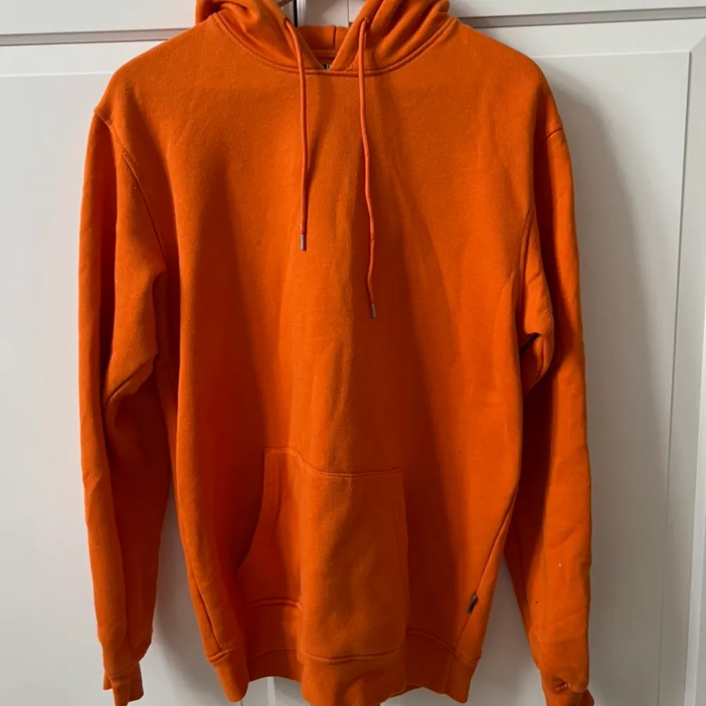 Säljer en fin orange hoodie storlek S ny pris 400. Hoodies.