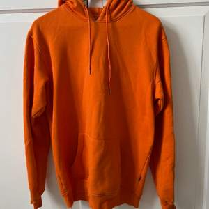 Säljer en fin orange hoodie storlek S ny pris 400
