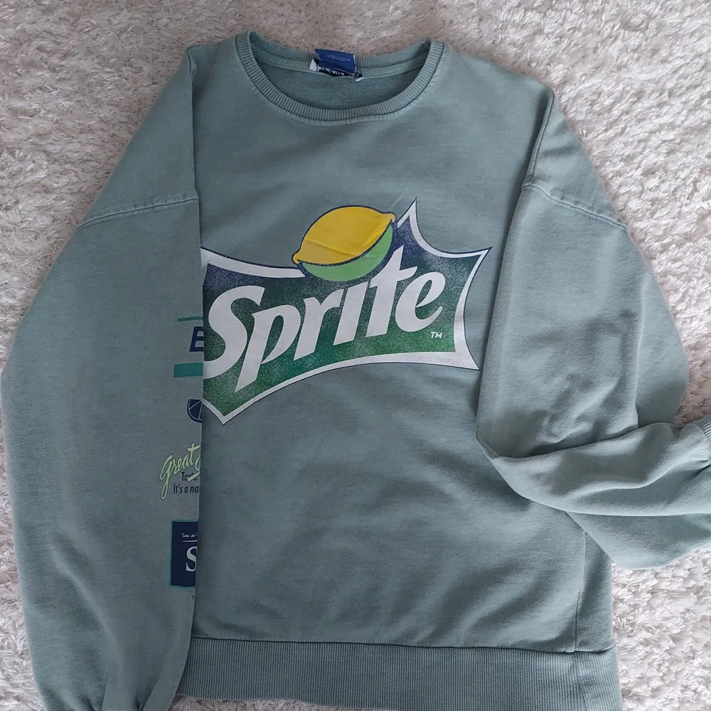 Grön tröja med Sprite tryck💚💚 storlek S, använd ett fåtal gånger så i bra skick. Köparen står för frakten🚚. Tröjor & Koftor.