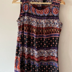 Klänning S - Syntetiskt tunt material  Går till låren Kan skickas 