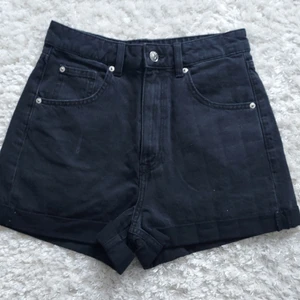 Svarta shorts  - Ett par svarta shorts från HM. Säljer pga att de är för stora för mig. Ej använda! Storlek 36💕