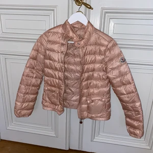 Ljusrosa monclerjacka - Ljusrosa monclerjacka