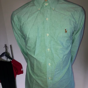 Ralph Lauren skjorta - Skjorta från Ralph lauren i koralblå färg, small slim fit. I stort sett nyskick, stryks innan leverans