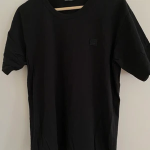Acne Studios T-Shirt Svart M - Tjena. Säljer här min knappt använda tshirt från Acne. Sitter som en vanlig medium. Kolla in mina andra annonser med Acne!